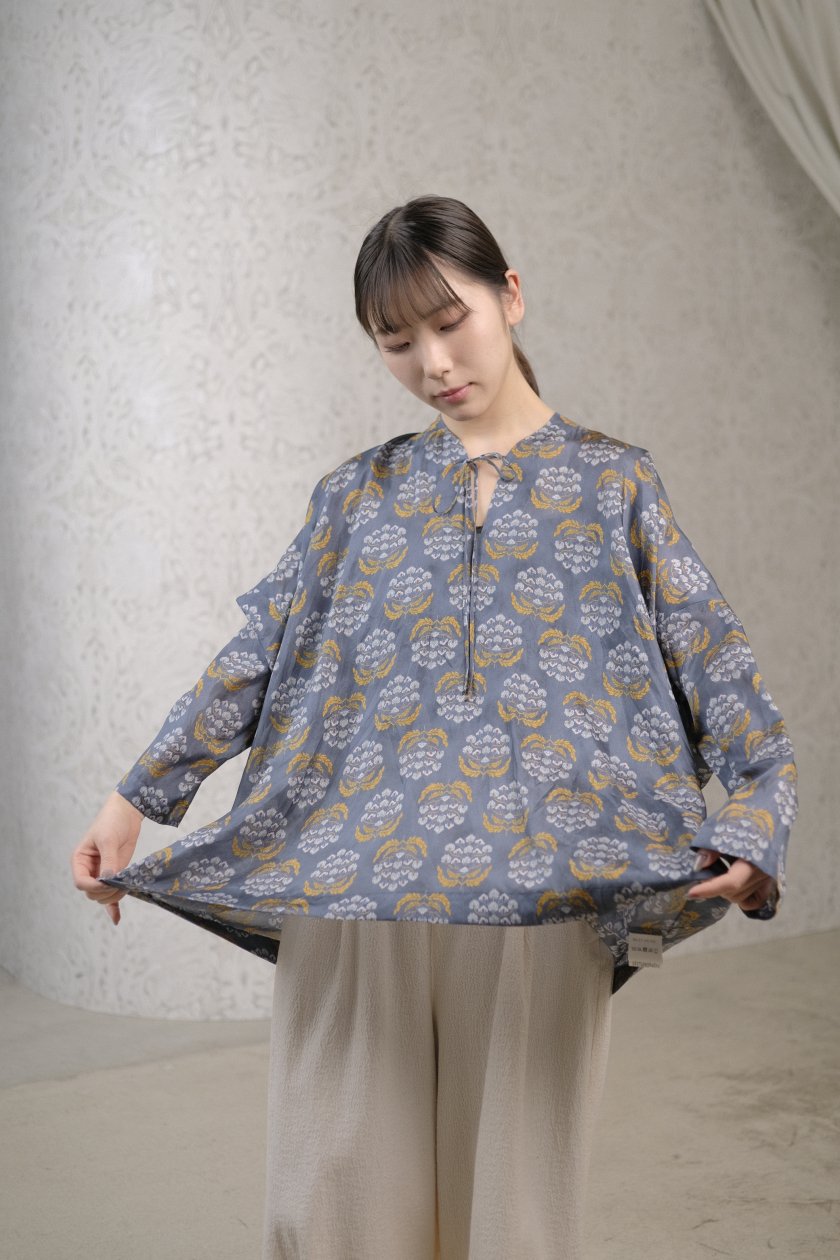 TOWAVASE / blouse(khaki) / 27-0015S | トワヴァーズ｜インド、日本、フランスの伝統的な更紗模様をイメージした シルクブラウス - c a b i n e t O N L I N E S T O R E