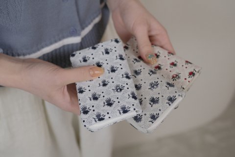 COSMIC WONDER / Old owlish floral-patterned cloth and light leather card case
