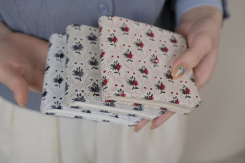 COSMIC WONDER / Old owlish floral-patterned cloth and light leather bifold wallet
