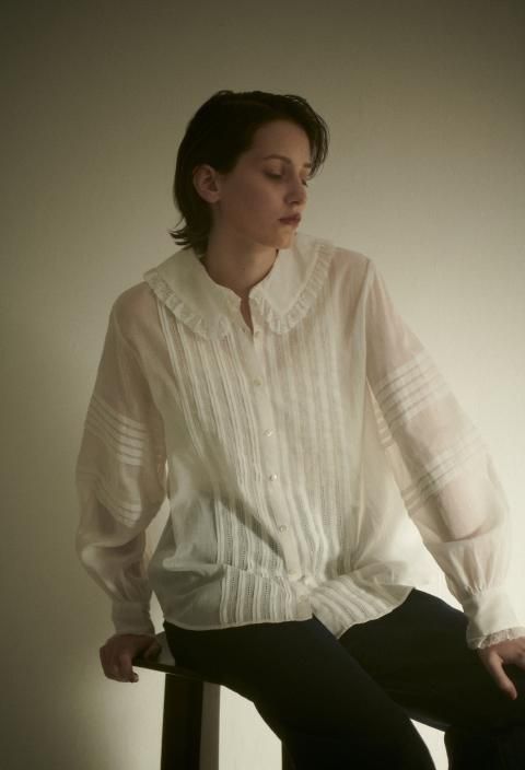 <img class='new_mark_img1' src='https://img.shop-pro.jp/img/new/icons27.gif' style='border:none;display:inline;margin:0px;padding:0px;width:auto;' />H&#233;riter 2024AW / lace collar pintuck blouse