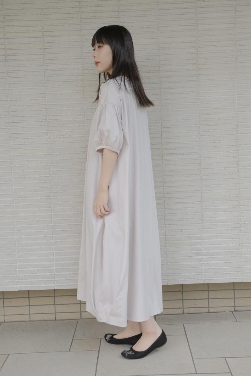 atelier naruse コクーンワンピース 鉛白　バックボタン付き atelier naruse コクーンワンピース 鉛白 バックボタン付き