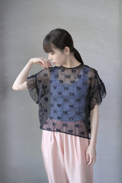 qiri / ɹ dot JQ frill blouse (charcoal)