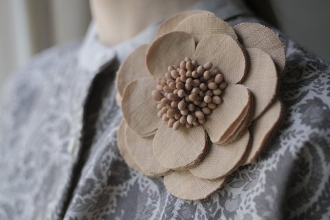 TOWAVASE / Liane brooch (beige)