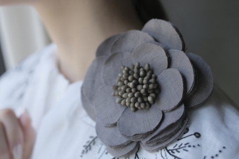 TOWAVASE / Liane brooch (gray)