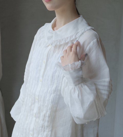 H&#233;riter / lace collar pintuck blouse