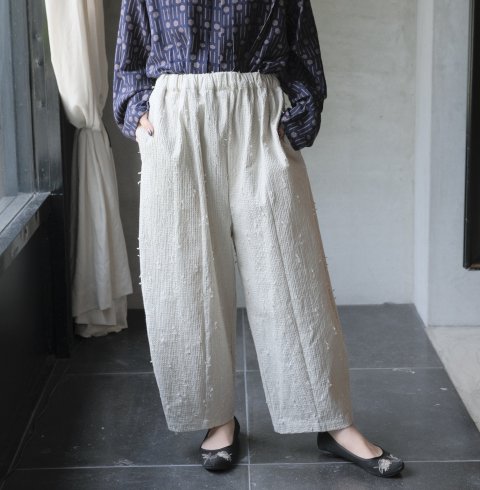 qiri / ɤ Jacquard cocoon pants (beige)