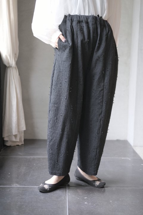 qiri / ɤ Jacquard cocoon pants (charcoal)