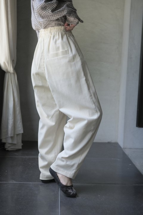 <img class='new_mark_img1' src='https://img.shop-pro.jp/img/new/icons14.gif' style='border:none;display:inline;margin:0px;padding:0px;width:auto;' />atelier naruse / cotton corduroy pants (off white)