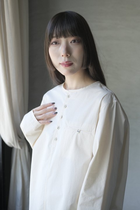 <img class='new_mark_img1' src='https://img.shop-pro.jp/img/new/icons14.gif' style='border:none;display:inline;margin:0px;padding:0px;width:auto;' />atelier naruse / cotton henry neck shirt (kinari)