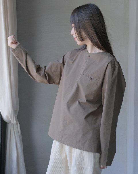 <img class='new_mark_img1' src='https://img.shop-pro.jp/img/new/icons14.gif' style='border:none;display:inline;margin:0px;padding:0px;width:auto;' />atelier naruse / cotton henry neck shirt (khaki)