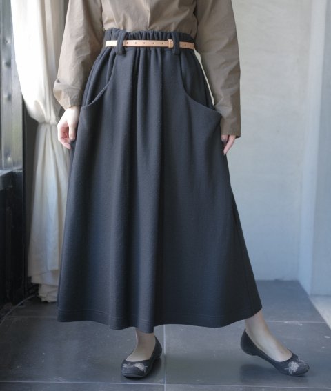 atelier naruse / wool punch gather skirt (black)