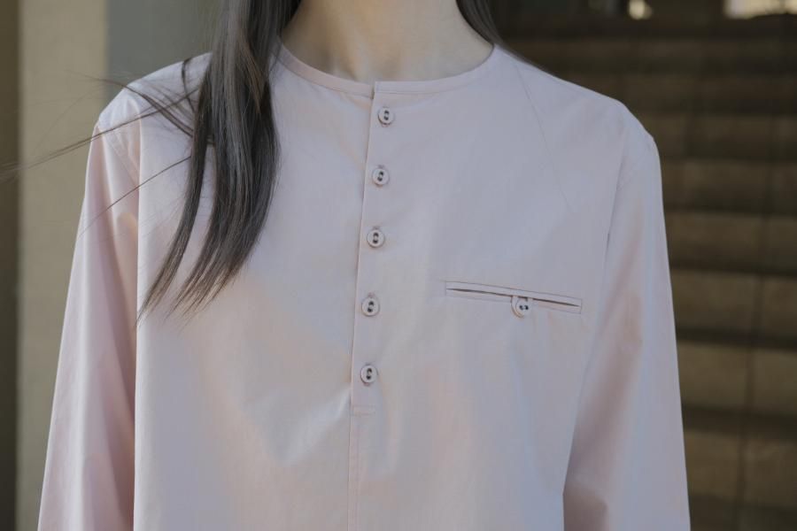 atelier naruse コットンヘンリーネックシャツ – blanc