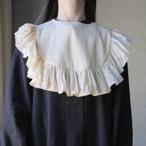 <img class='new_mark_img1' src='https://img.shop-pro.jp/img/new/icons14.gif' style='border:none;display:inline;margin:0px;padding:0px;width:auto;' />BUNON / Pin Tuck Ruffle Collar