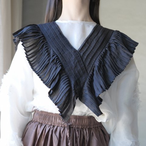 BUNON / Tuck Ruffle Collar (Black)