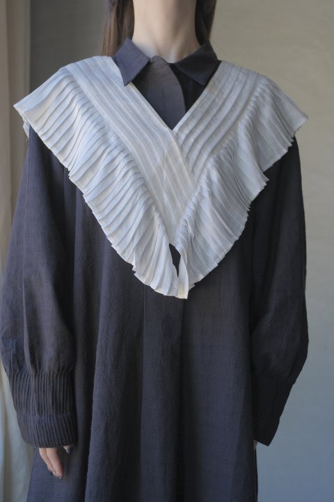 BUNON / Tuck Ruffle Collar (B.White)