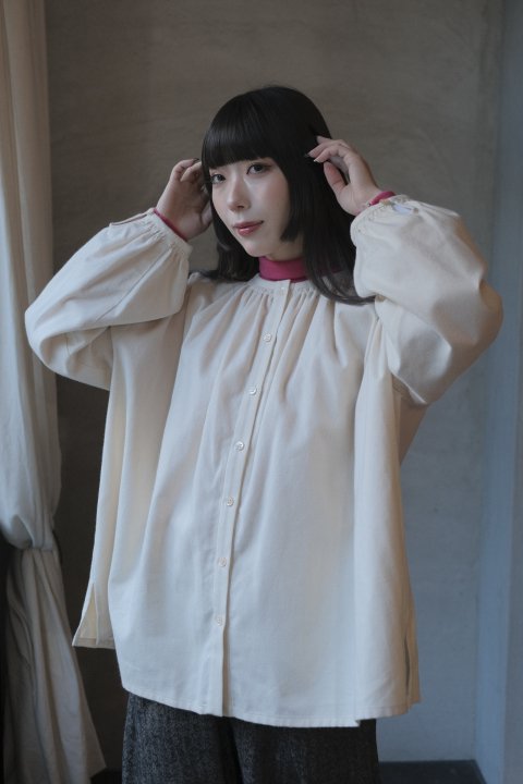 <img class='new_mark_img1' src='https://img.shop-pro.jp/img/new/icons14.gif' style='border:none;display:inline;margin:0px;padding:0px;width:auto;' />atelier naruse / brushed organic cotton stich gather blouse (kinari)