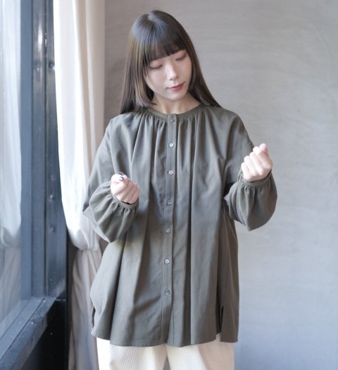 <img class='new_mark_img1' src='https://img.shop-pro.jp/img/new/icons14.gif' style='border:none;display:inline;margin:0px;padding:0px;width:auto;' />atelier naruse / brushed organic cotton stich gather blouse (khaki)