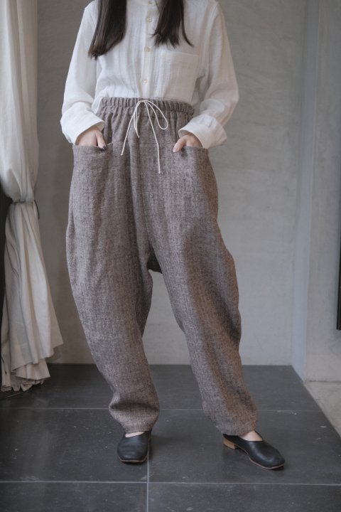 <img class='new_mark_img1' src='https://img.shop-pro.jp/img/new/icons14.gif' style='border:none;display:inline;margin:0px;padding:0px;width:auto;' />atelier naruse / shet land wool linen sarrowel pants (brown)