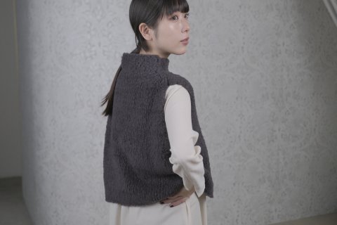 <img class='new_mark_img1' src='https://img.shop-pro.jp/img/new/icons14.gif' style='border:none;display:inline;margin:0px;padding:0px;width:auto;' />evam eva / boa vest