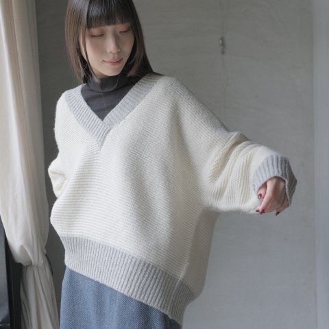 atelier naruse / wool V-neck knit (off white)