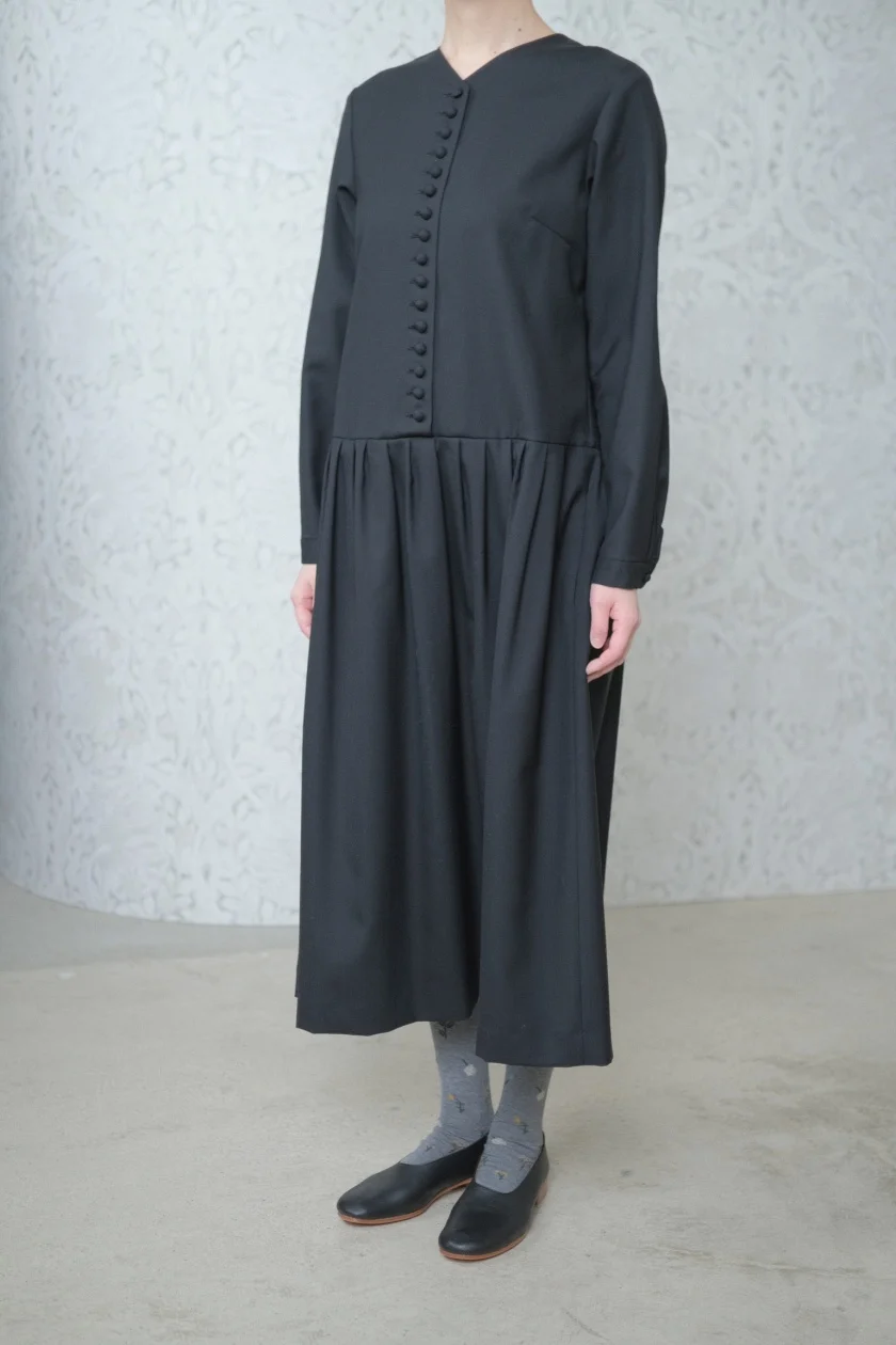 atelier naruse | クルミボタンワンピース - c a b i n e t atelier naruse | クルミボタンワンピース - c a b i n e t