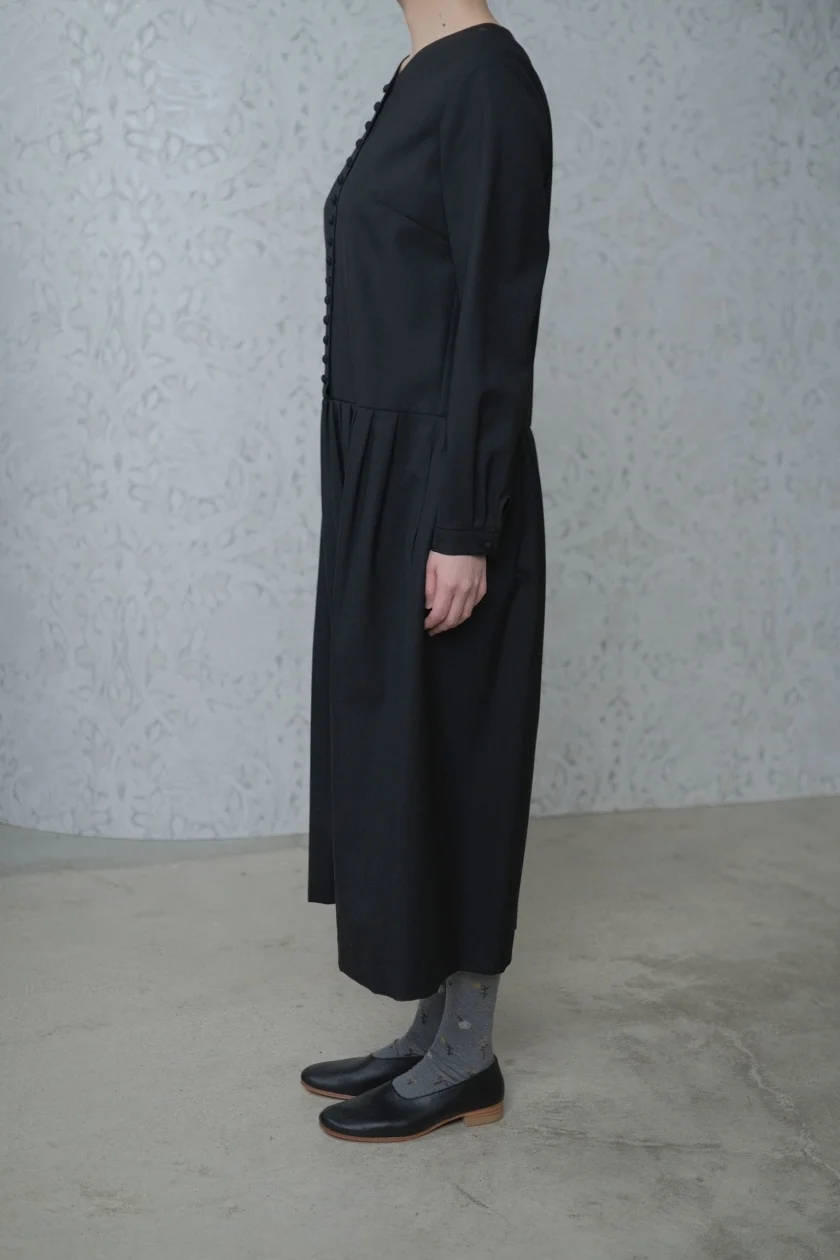 atelier naruse | クルミボタンワンピース - c a b i n e t atelier naruse | クルミボタンワンピース - c a b i n e t