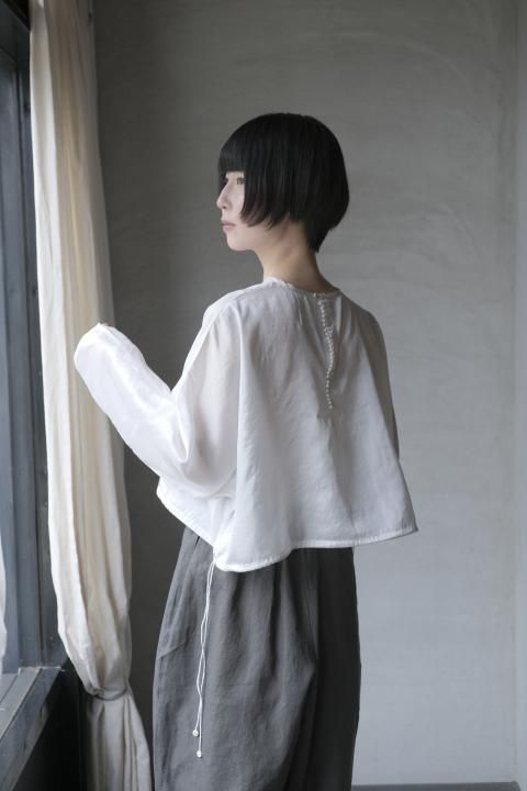 <img class='new_mark_img1' src='https://img.shop-pro.jp/img/new/icons14.gif' style='border:none;display:inline;margin:0px;padding:0px;width:auto;' />BUNON / Back Button Short Wide Blouse (B.White)
