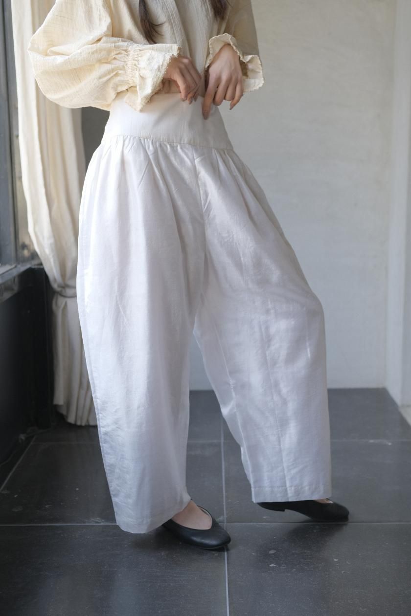 BUNON ブノン　パンツ　刺繍　オフホワイト　白 BUNON ブノン : Embroidery Tuck Pants プリントパンツ(Ecru