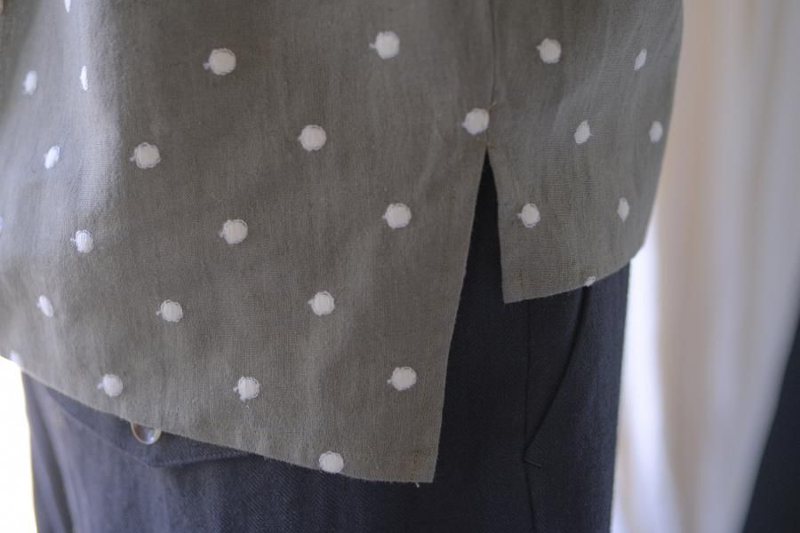 アトリエナルセ コットンリネン水玉Vネックブラウス　　新品 cotton linen ～ mizutama ～ V-neck blouse - atelier naruse