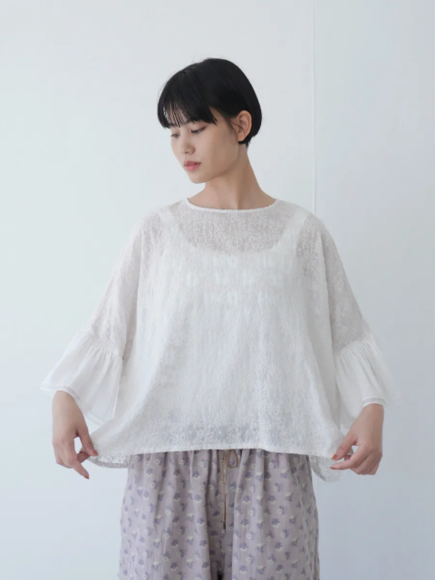 <img class='new_mark_img1' src='https://img.shop-pro.jp/img/new/icons14.gif' style='border:none;display:inline;margin:0px;padding:0px;width:auto;' />qiri / trees embroidery frill blouse