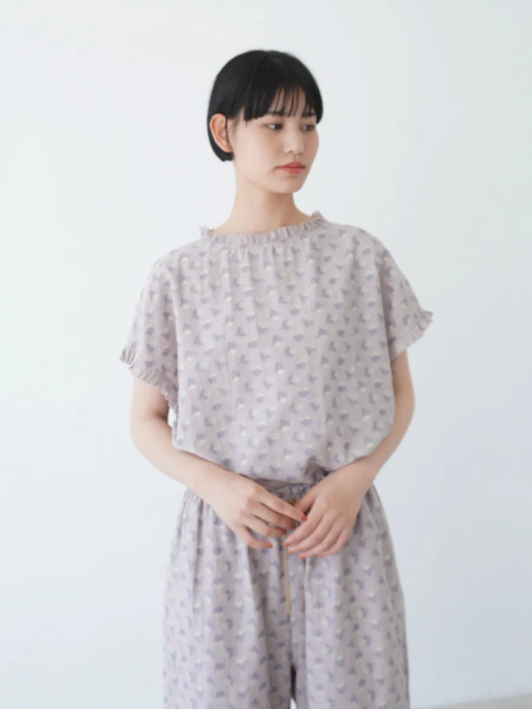 <img class='new_mark_img1' src='https://img.shop-pro.jp/img/new/icons14.gif' style='border:none;display:inline;margin:0px;padding:0px;width:auto;' />qiri / ɲβ jacquardfrill blouse				