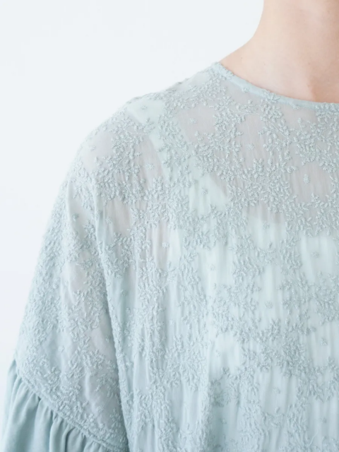 <img class='new_mark_img1' src='https://img.shop-pro.jp/img/new/icons14.gif' style='border:none;display:inline;margin:0px;padding:0px;width:auto;' />qiri / trees embroidery frill blouseʥߥȡ