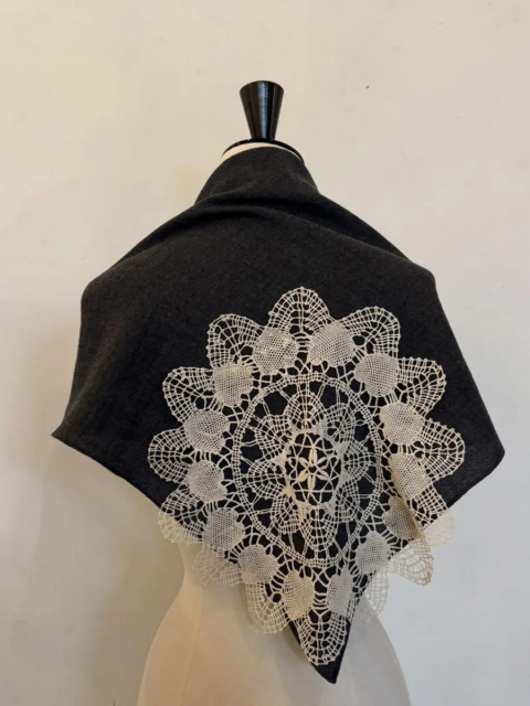 <img class='new_mark_img1' src='https://img.shop-pro.jp/img/new/icons14.gif' style='border:none;display:inline;margin:0px;padding:0px;width:auto;' />H&#233;riter / triangular shawlcharcoal