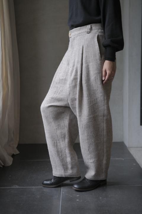 <img class='new_mark_img1' src='https://img.shop-pro.jp/img/new/icons14.gif' style='border:none;display:inline;margin:0px;padding:0px;width:auto;' />atelier naruse / shetland wool linen tuck wide pantsbeige
