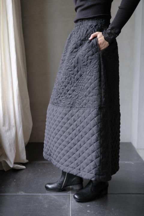 <img class='new_mark_img1' src='https://img.shop-pro.jp/img/new/icons14.gif' style='border:none;display:inline;margin:0px;padding:0px;width:auto;' />H&#233;riter / quilt embroidery skirt 