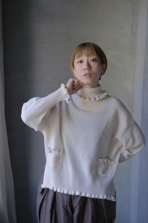 TOWAVASE / Volant turtleneck (ivory)