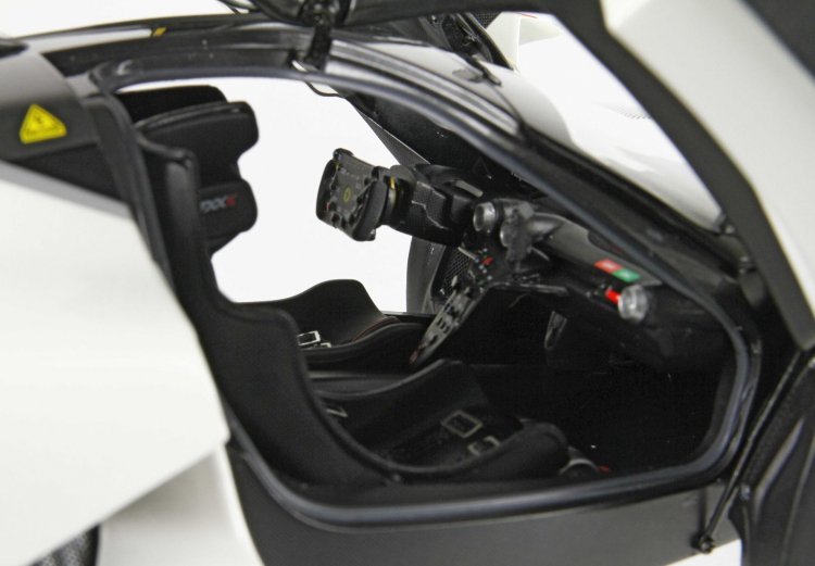 BBR 1/18 ラフェラーリ ferrari FXX K EVO Bianco Italia metallizzato 開閉可能モデル  BBR182280AST - ミニカー・モデルカー トップガレージ