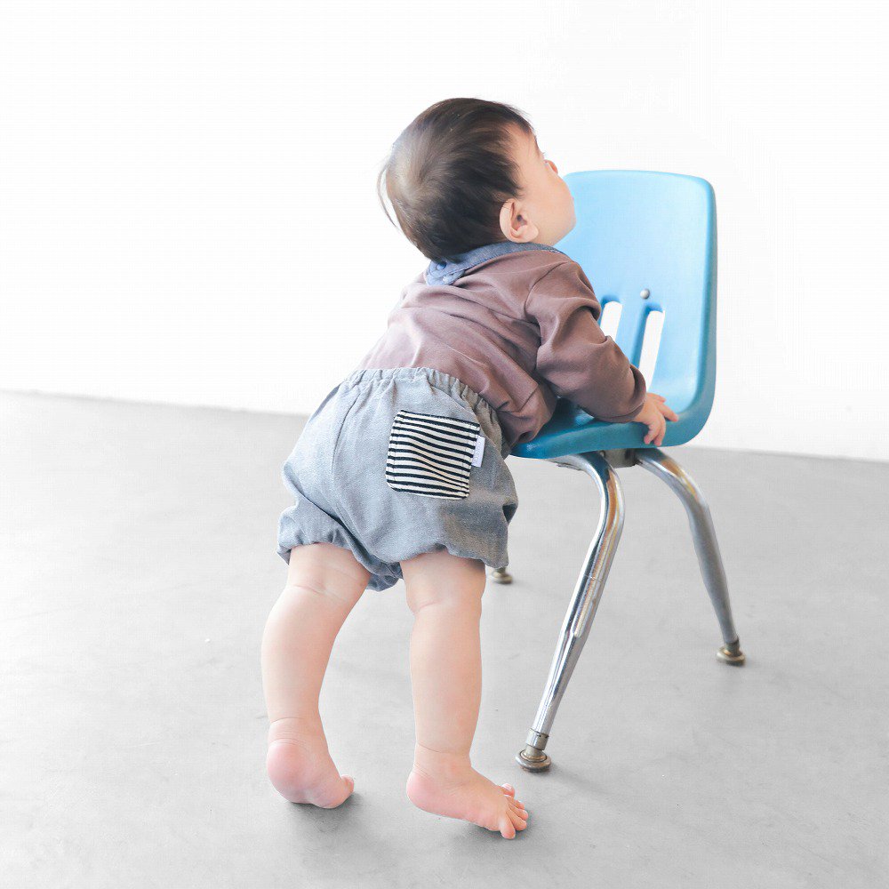 C3240モデル写真(ブルー)：椅子にもたれるポーズ