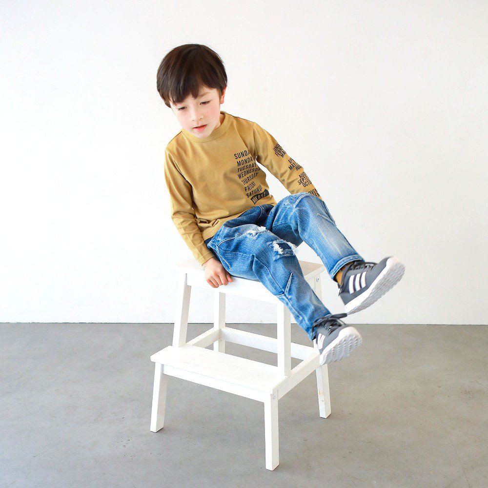 C4173モデル写真：椅子に座ったポーズ_全身(両脚を上げたポーズ)
