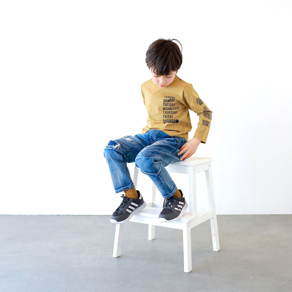C4173モデル写真：椅子に座ったポーズ_全身_ななめ前(俯き)