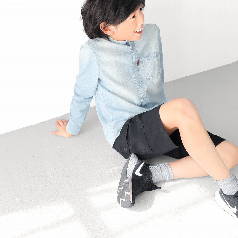 D2378モデル写真(ブラック)：床に座ったポーズ(ななめ前)