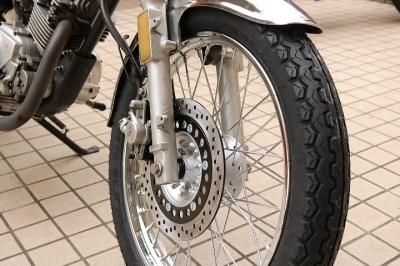 YB125SP：シルバー フロント 18インチ＆リア 18インチ TT100 ワイド