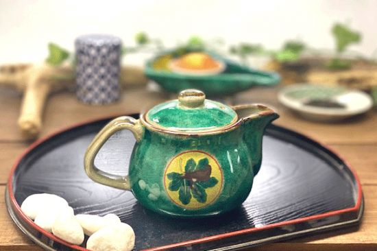 九谷焼おしゃれな急須 小 丸紋松竹梅緑塗り 裏絵(Kutani Teapot