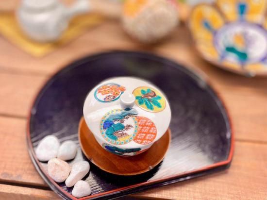 九谷焼　松竹梅・雪の結晶模様の蓋物　蓋付菓子器　菓子鉢 九谷焼 松竹梅・雪の結晶模様の蓋物 蓋付菓子器 菓子鉢 九谷焼