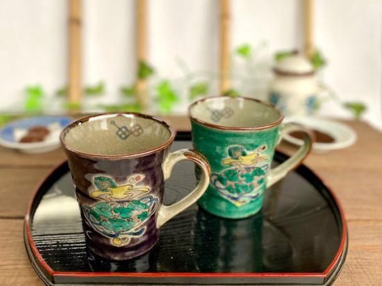 九谷焼 ペアマグカップ 宝尽くし 紫&緑塗り 中裏絵 九谷焼 ペアマグカップ 宝尽くし 紫&緑塗り 中裏絵