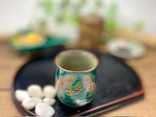 九谷焼 湯呑 湯飲み 大 白兎ソメイヨシノ緑塗り 裏絵 ハート