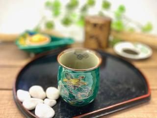 九谷焼 湯呑 湯飲み 大 宝尽くし緑塗り 中裏絵