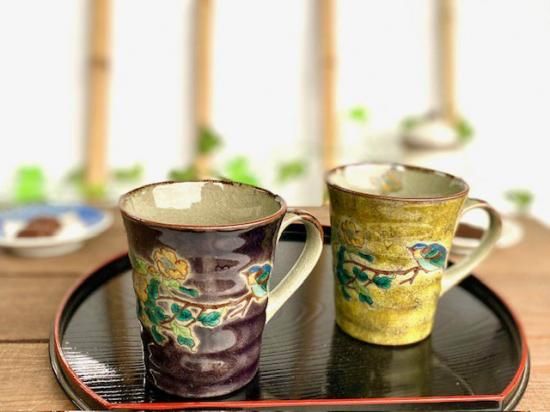 九谷焼 ペアマグカップ 金糸梅に鳥 紫&黄塗り 裏絵 九谷焼 ペアマグカップ 金糸梅に鳥 紫&黄塗り 裏絵
