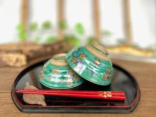 九谷焼　蓋付き　手描き　ご飯茶碗　金彩色絵　松竹梅　2客　新品　大珍品 九谷焼 ここでしか買えない 飯碗 ご飯茶碗 おしゃれ 和食器 高級