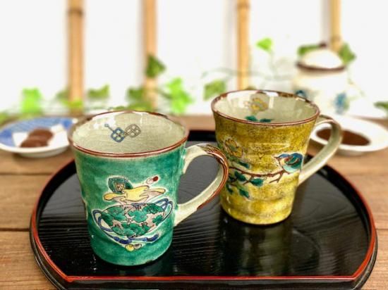 九谷焼 ペアマグカップ 宝尽くし緑塗り &金糸梅に鳥黄塗り 裏絵 九谷焼 ペアマグカップ 宝尽くし緑塗り &金糸梅に鳥黄塗り 裏絵